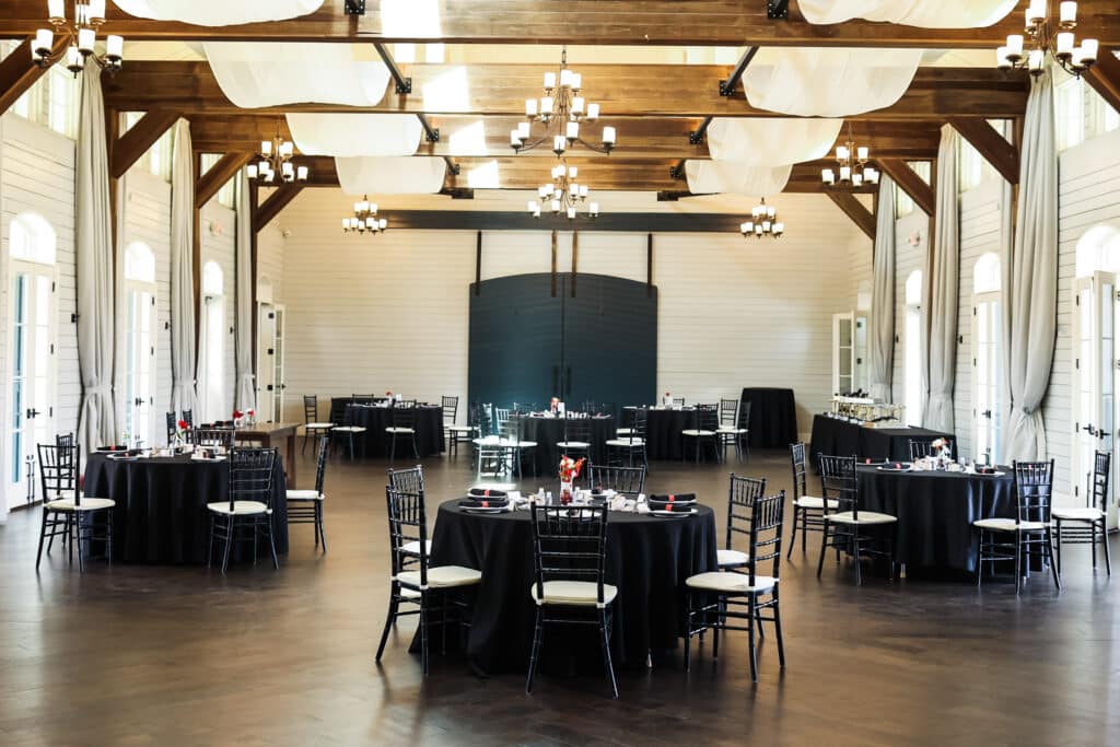 Black Table Noir to Add Visual Appeal to Your Black and White Wedding