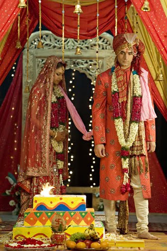 A view of a hindu couple taking pheras at their wedding