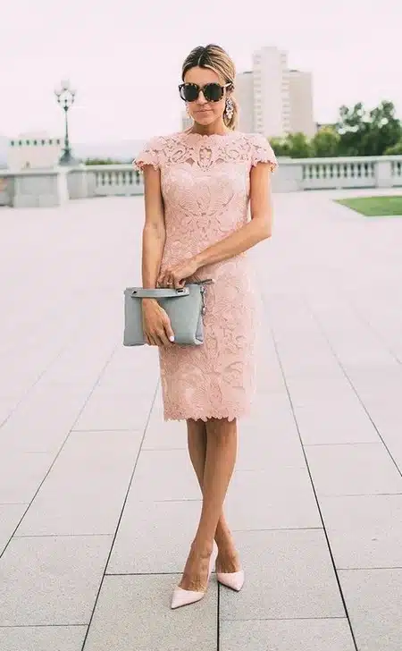 a women wearing pink color sheath dress